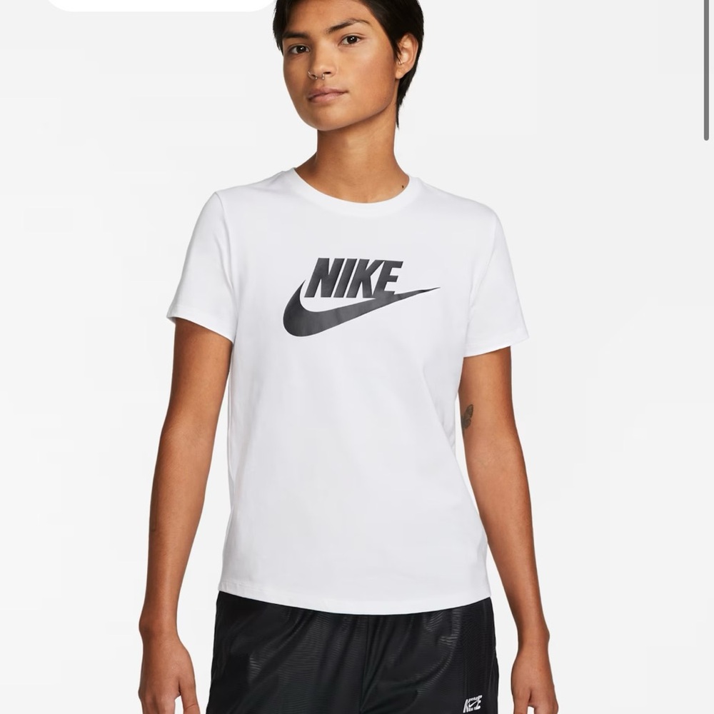 Nike White and Black Short Sleeve T-Shirt. Women’s Size Medium